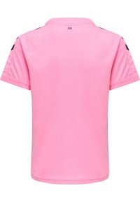Różowa koszulka polo z krótkimi rękawami, wykonana z gładkiego materiału. Posiada kołnierzyk i granatowe akcenty na rękawach. Widok z tyłu.