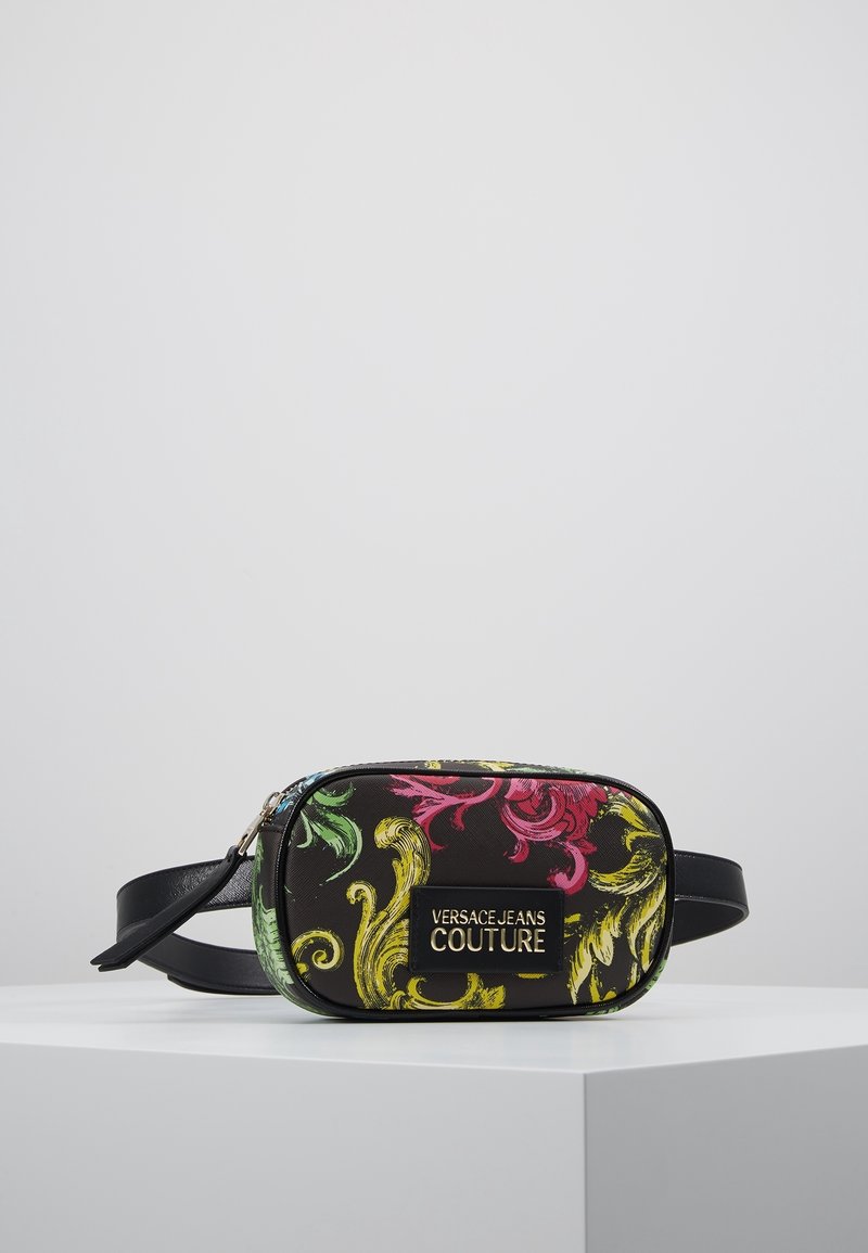 Petit sac banane noir avec des motifs baroques colorés jaune, vert et rose et l'étiquette "Versace Jeans Couture" à l'avant.