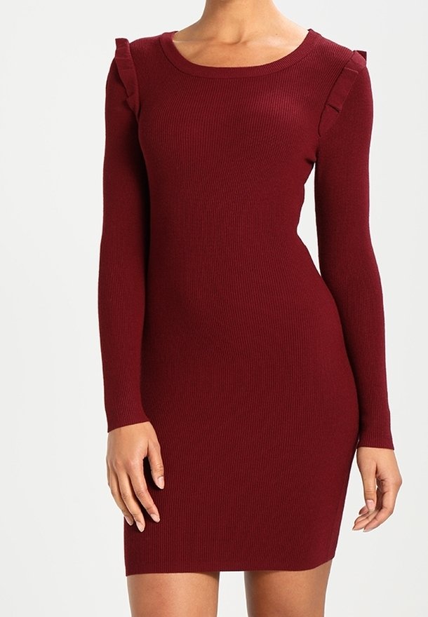 Abito in maglia a coste bordeaux con maniche lunghe, scollatura rotonda e dettagli arricciati sulle spalle. Design aderente e lunghezza al ginocchio.