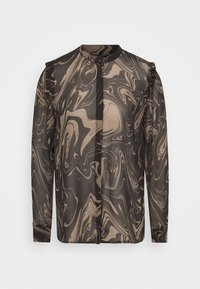 Langsleeve blouse met bruin en zwart marmerachtig swirlpatroon, met knoopkraag en subtiele schouderrimpels, weergegeven op een witte achtergrond.