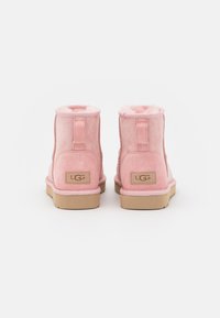UGG CLASSIC MINI II - Botas de inverno - pink cloud