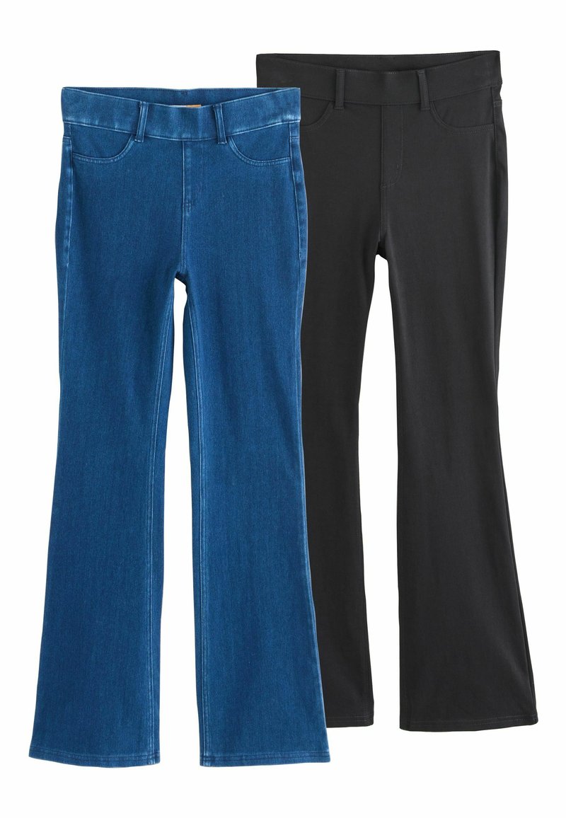 Kaks paari pükse: üks sinine denim, millel on laienevad jalad ja esitaskud, teine must sileda viimistluse ja kitseneva disainiga.