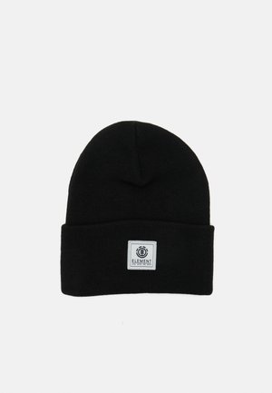 Cappello in maglia nera con risvolto, caratterizzato da una patch quadrata bianca con un logo etichettato "ELEMENT". Materiale morbido e strutturato.