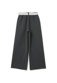 Pantalon largo gris foncé au toucher doux, doté d'une taille élastique avec un accent gris clair. Pas de poches visibles.