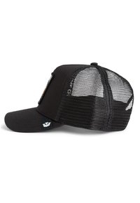 Schwarze Trucker-Kappe mit solidem Frontbereich, Netzrücken und gebogenem Schirm. Verfügt über ein kleines Logopatch an der Seite.