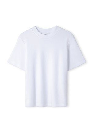 Camiseta de algodón blanca, de manga corta, con cuello redondo, corte recto. Textura suave, sin patrones ni adornos visibles. Diseño ligero.