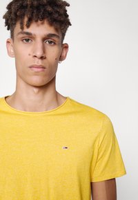 Tommy Jeans SLIM JASPE CREW NECK - T-shirt básica - prairie yellow