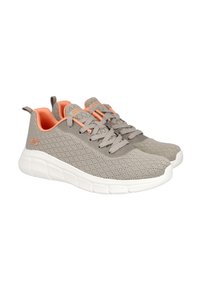 Zapatillas de malla transpirable gris con detalles en naranja, cuello acolchado y cordones planos. Cuenta con una suela blanca texturizada con un diseño segmentado.