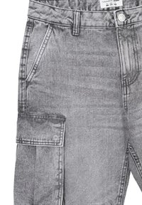 Pantaloni cargo in denim grigio con tasche laterali, dettagli cuciti e chiusura con bottone. Tessuto testurizzato con una finitura sbiadita.