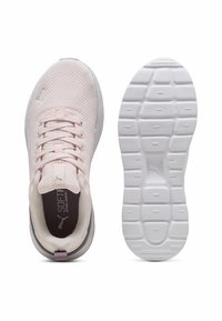 Lichtroze sport schoenen met een ademend mesh bovenwerk, vetersluiting, zachte voering en witte rubberen outsole met een gestructureerd patroon.