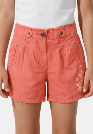 Shorts corail taille haute avec bouton à l'avant et poches, portés par un enfant portant un haut blanc, comportant un petit détail floral brodé sur la jambe gauche.