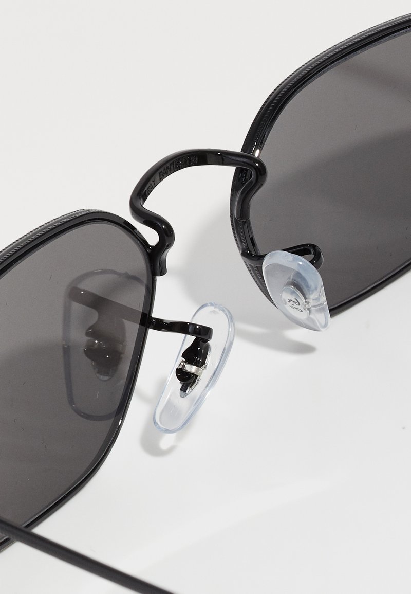 Lunettes De Soleil Elle Noires - Verres Gris Foncé - Étui Rouge - Occasion