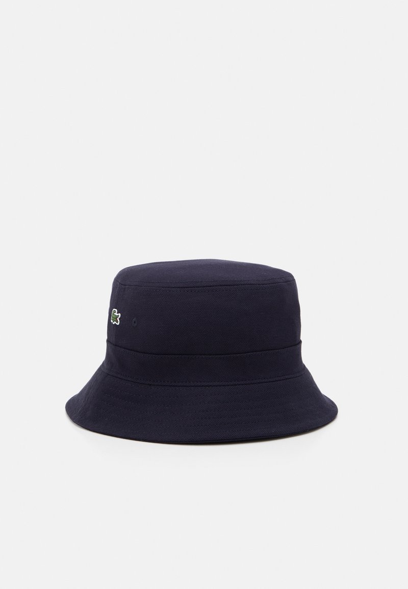 Cappello a secchi navy blue realizzato in tessuto testurizzato, con un nastro cucito e un piccolo logo ricamato sul lato.
