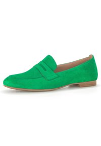 Groene suede instappers met een spitse neus, voorzien van een decoratieve band over de bovenkant en een platte, lichtbruine zool.