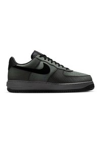 Niskie buty sportowe Nike w ciemnozielonym kolorze z czarnym wzorem w kratkę, czarnym logo Swoosh, czarnymi sznurowadłami i czarną podeszwą, widok z boku.