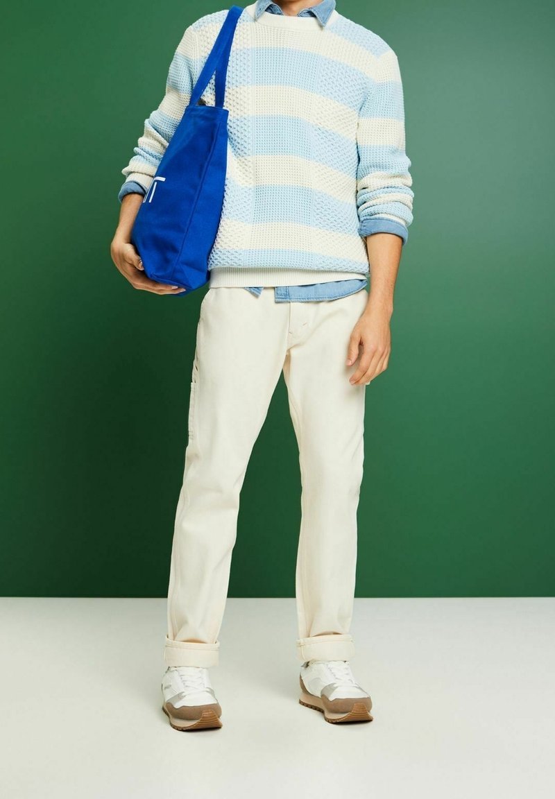 Hellblau und cremefarben gestreifter Strickpullover, hellblaues Hemd, weiße Hose, weiß-braune Sneakers und eine blaue Tragetasche. Einfaches Design.