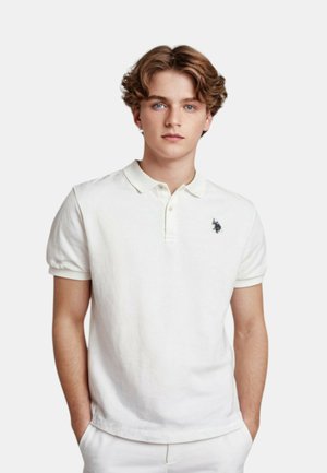 Polo shirt bianco da uomo in cotone, con colletto classico, maniche corte e un piccolo logo ricamato sul lato sinistro del petto.