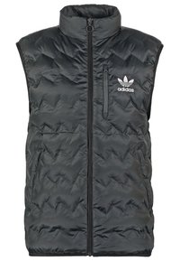 Chaleco acolchado negro sin mangas con diseño acolchado, cierre frontal de cremallera y pequeño bolsillo en el pecho. Presenta el logo de Adidas en blanco.