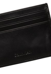 Portafoglio in pelle nera con quattro tasche, design minimalista e logo impresso. Texture liscia con accenti di cuciture visibili.