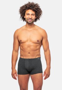 Boxers gris foncé avec un motif en chevrons texturé ; présentent un design ajusté et une taille étroite avec logo.
