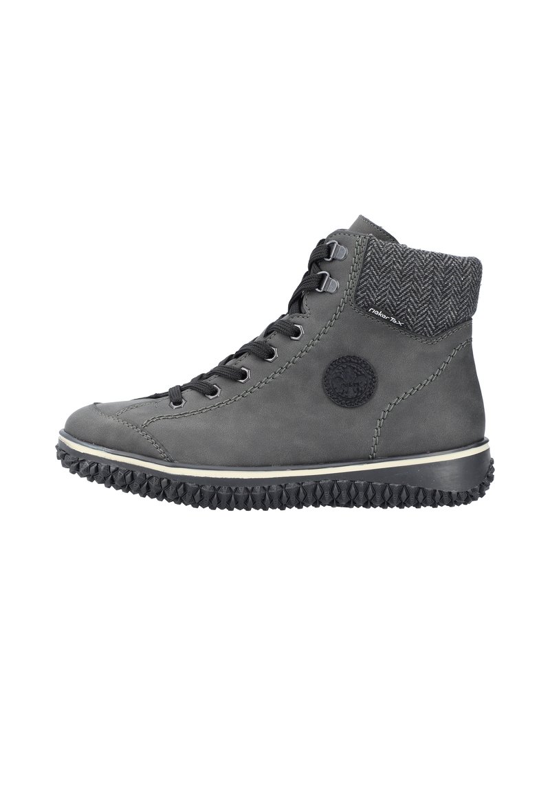 Bottine grise en cuir avec un col en tricot texturé, design à lacets, semelle en caoutchouc et logo rond sur le côté.