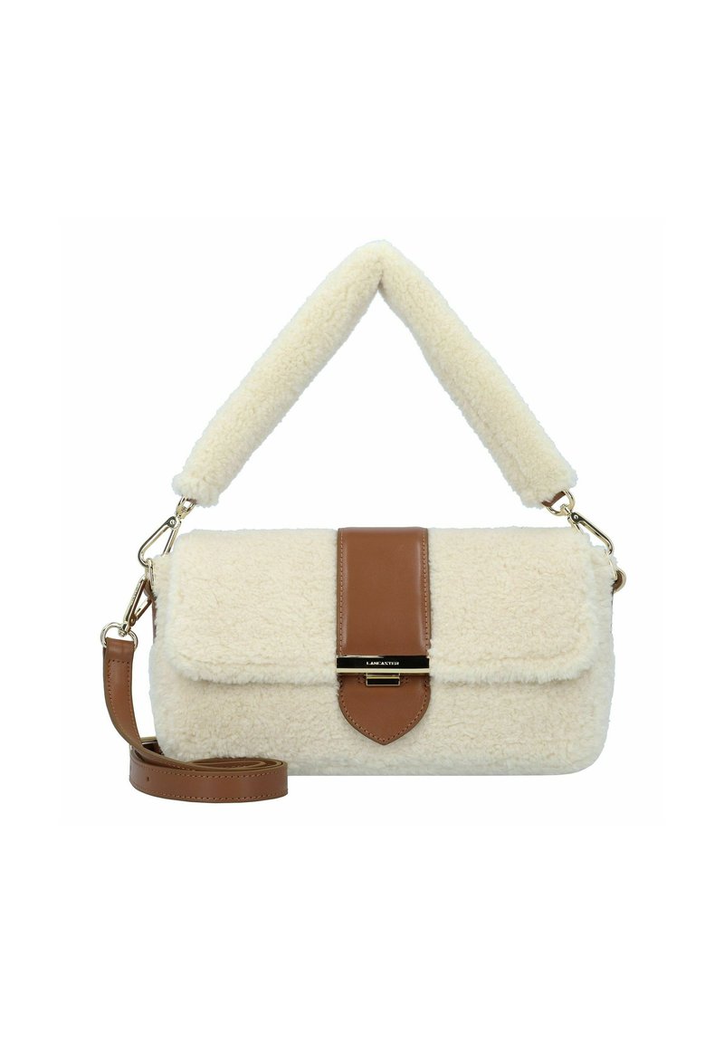 Texturiertes Cream-Faux-Fur-Handtäschchen mit einem braunen Leder-Tragegurt und Akzenten. Mit einem Klappenverschluss und goldfarbenen Beschlägen. Abnehmbarer langer Tragegurt.