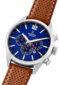 Kronografur med blå urtavla, silverfärgad rostfri stålkapsel och brun perforerad läderrem. Har tre subdials och datufönster.