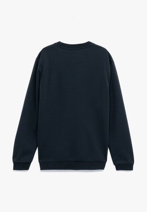 Granatowy sweter z długimi rękawami, okrągłym dekoltem i ściągaczem na dole. Materiał wygląda na miękki o gładkiej fakturze. Widok z tyłu.