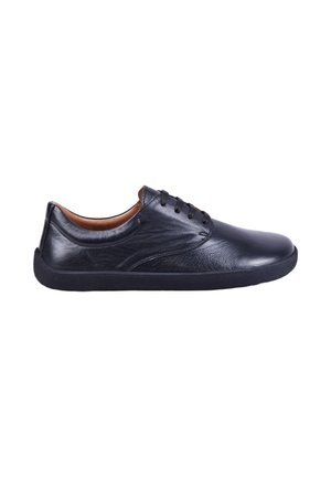 Czarny casual sneaker ze skóry z zapięciem na sznurowadła i czarną gumową podeszwą, pokazany z profilu.