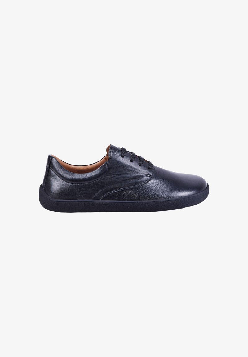 Basket décontractée en cuir noir avec fermeture à lacets et semelle en caoutchouc noire, vue de profil.