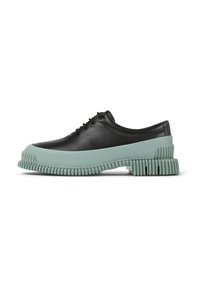Scarpa nera in pelle con lacci, dotata di suola in gomma verde menta spessa con dettagli scanalati. Il design ha una punta arrotondata e una texture liscia.