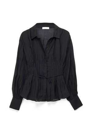 Must pikkade varrukatega pluus kraega, ees nupud, volditud detailid, pingul vööga kitsas talje ja laiad varrukasääred, asetatud valgele taustale.