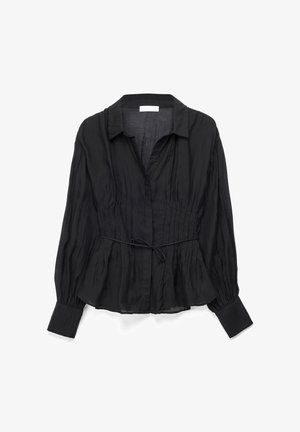 Must pikkade varrukatega pluus kraega, ees nupud, volditud detailid, pingul vööga kitsas talje ja laiad varrukasääred, asetatud valgele taustale.