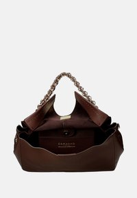 Borsa a tracolla in pelle marrone con un design testurizzato, manico a catena e un interno morbido. Dotata di chiusura a scatto e tasca interna per l'organizzazione.