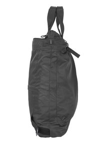 Borsa in tessuto nero con una texture morbida, parte superiore arricciata, doppio manico e tasca laterale. Presenta una chiusura con zip e una tracolla regolabile.