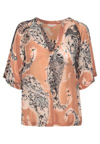 Blouse pêche en tissu lisse avec un col en V, ornée d'un motif paisley noir et blanc, à manches courtes et à coupe décontractée.