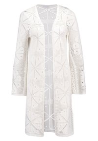 Cardigan lungo bianco realizzato in tessuto lavorato all'uncinetto, con apertura frontale, maniche lunghe e un motivo a ritagli geometrici distribuito su tutta la superficie.