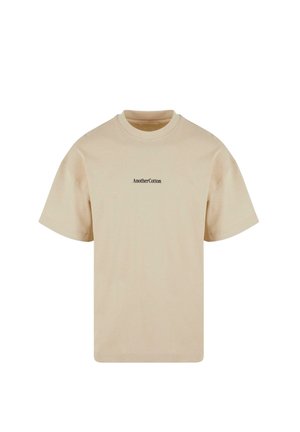 Tricou din bumbac bej cu mâneci scurte, guler rotund și logo-ul "AnotherCotton" imprimat cu negru în partea din față, la centru. Croială clasică și textură netedă.