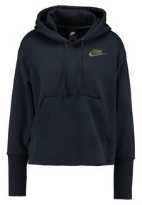 Sudadera negra de Nike con cordones, bolsillo canguro y logo bordado en color oliva en el pecho.