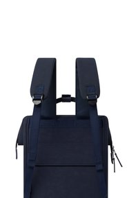 Zaino blu navy con spallacci imbottiti, maniglia superiore, chiusura con zip e una texture liscia. Presenta diverse cinghie per la regolazione.
