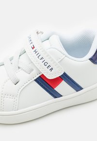 Tommy Hilfiger LOGAN UNISEX - Zapatillas - white/blue