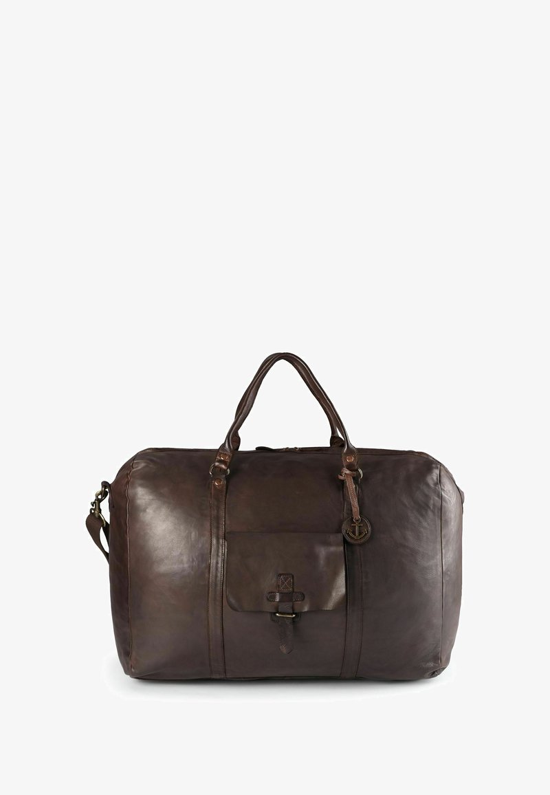 Sac de voyage en cuir brun avec une texture lisse, doubles poignées, bandoulière réglable, poche avant et étiquette décorative en forme d'ancre.