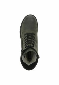 Bota de tobillo verde de cuero con cordones negros, cremallera lateral y cuello de ante. Presenta una puntera redondeada y una suela texturizada.