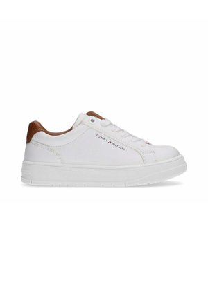 Witte leren sneakers met een gestructureerde rubberen zool. Bruine leren accenten bij de hak. Beschikt over een logo aan de zijkant en een klassiek vetersluiting ontwerp.