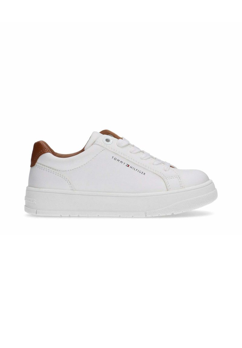 Witte leren sneakers met een gestructureerde rubberen zool. Bruine leren accenten bij de hak. Beschikt over een logo aan de zijkant en een klassiek vetersluiting ontwerp.