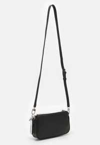 Sort læder crossover taske med rektangulær form, lynlåslukning, justerbar strop og detaljer i sølv hardware. Glat tekstur.