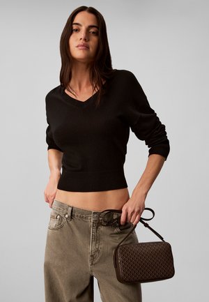 Calvin Klein, EMBLEM AOP ELONGATED CAMERA BAG - Skuldertasker - delicioso acorn  aop