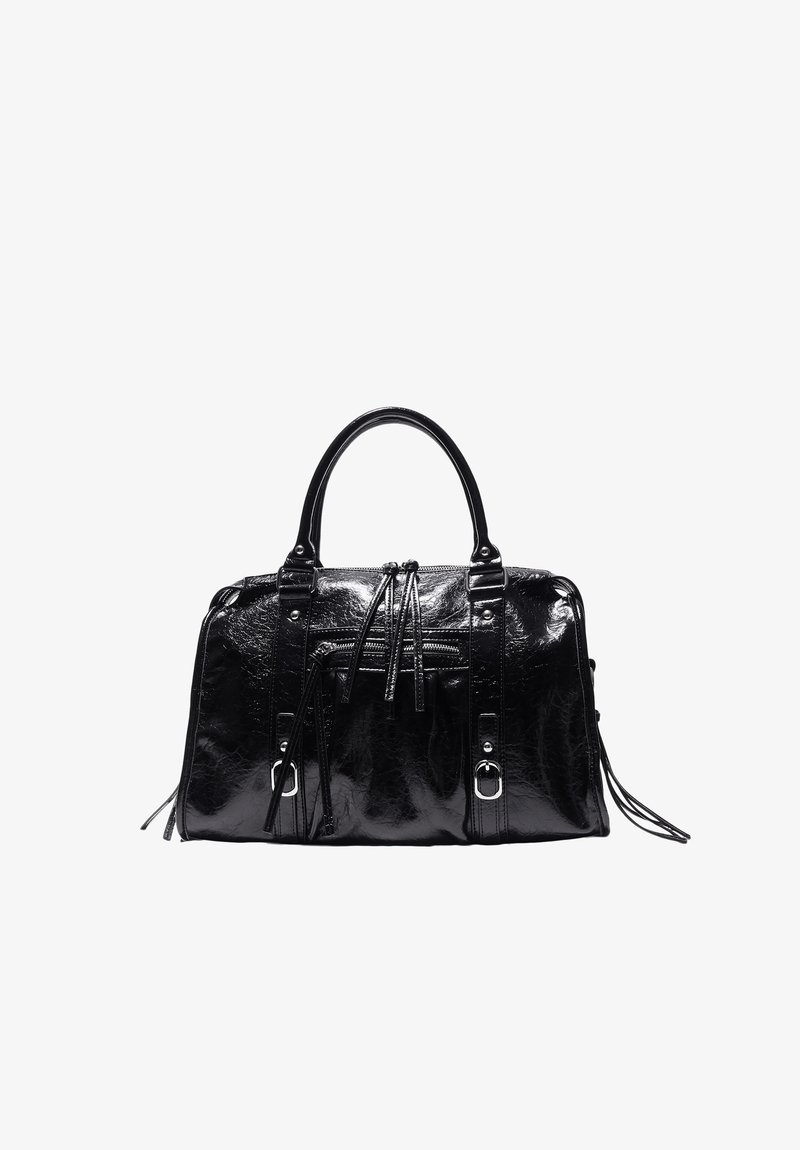 Sac à main en cuir noir brillant avec deux poignées, poche avant zippée, sangles décoratives et ferrures métalliques argentées.