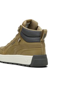 Bruna högtoppsneakers med en texturerad läderöverdel, grå detaljer, vadderad krage och en vit gummisula med ett texturerat mönster.