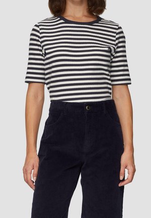 Marineblaue und weiße, kurzärmelige, gestreifte Oberteil mit gerippter Struktur, kombiniert mit dunkelroten Cordhosen und einem Hosenbund mit Knöpfen.